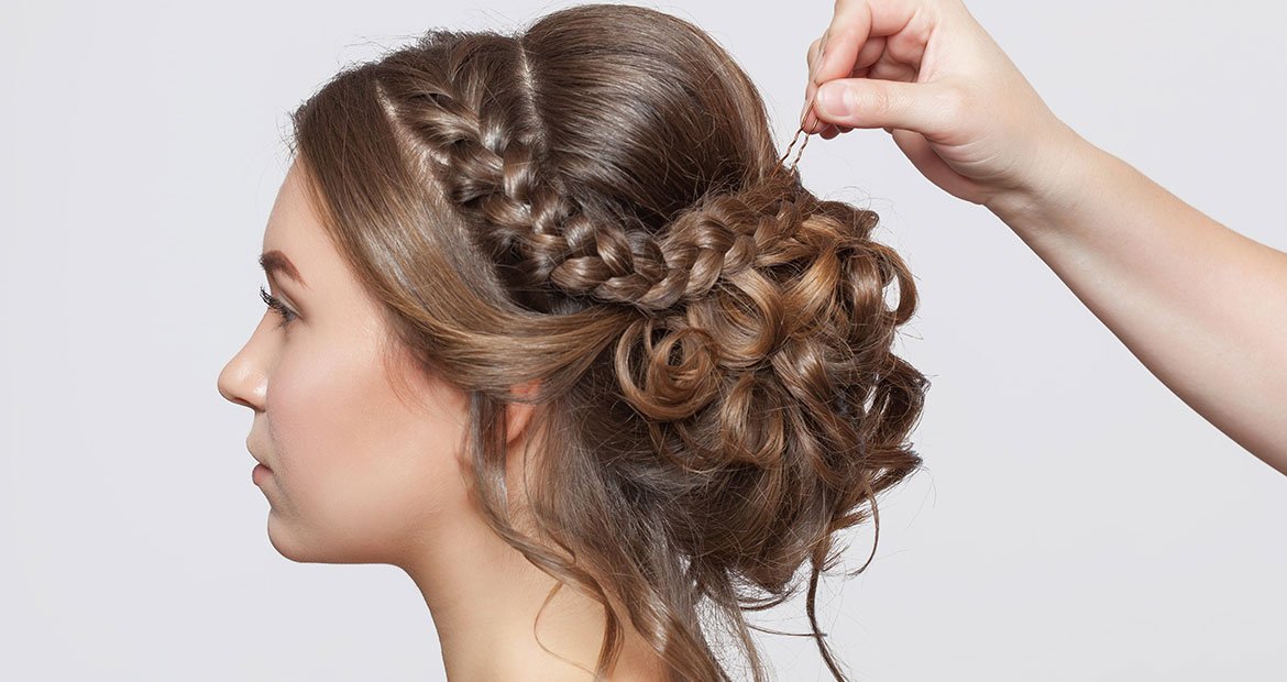 Modelo De Lado Com Coque E Cabelo Trancado